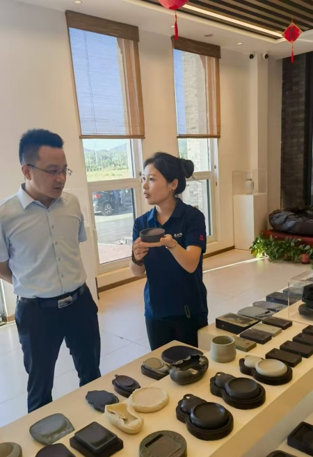 深化产教融合 致力非遗传承——Beat365中文官方网站校领导赴易水砚有限公司洽谈合作