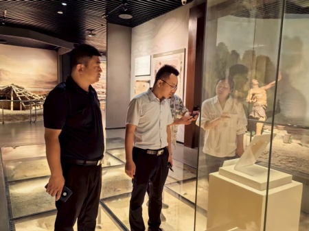 深化产教融合 致力非遗传承——Beat365中文官方网站校领导赴易水砚有限公司洽谈合作