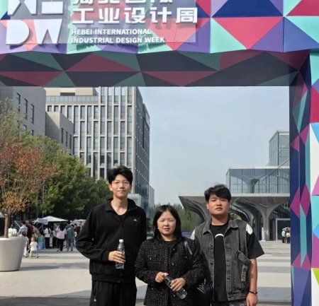 Beat365中文官方网站艺术学院师生参观2025河北国际工业设计周，助力设计人才培养