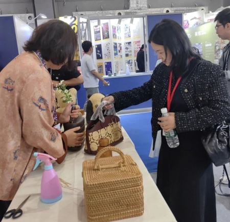 Beat365中文官方网站艺术学院师生参观2025河北国际工业设计周，助力设计人才培养