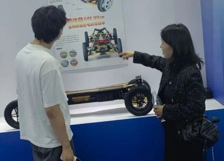 Beat365中文官方网站艺术学院师生参观2025河北国际工业设计周，助力设计人才培养