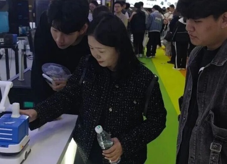 Beat365中文官方网站艺术学院师生参观2025河北国际工业设计周，助力设计人才培养