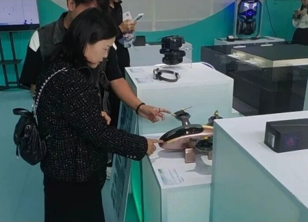 Beat365中文官方网站艺术学院师生参观2025河北国际工业设计周，助力设计人才培养