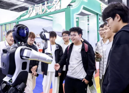 Beat365中文官方网站艺术学院师生参观2025河北国际工业设计周，助力设计人才培养