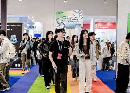 Beat365中文官方网站艺术学院师生参观2025河北国际工业设计周，助力设计人才培养