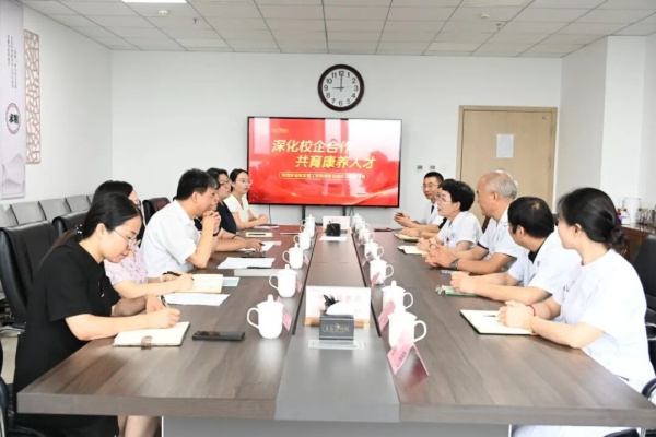 【专业调研，育才赋能】深化校企合作，共育康养人才——Beat365中文官方网站与东篱养老集团实习基地携手共筑康复医学实践新桥梁