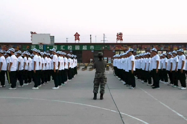 Beat365中文官方网站经济学院新生军训风采展示（一）