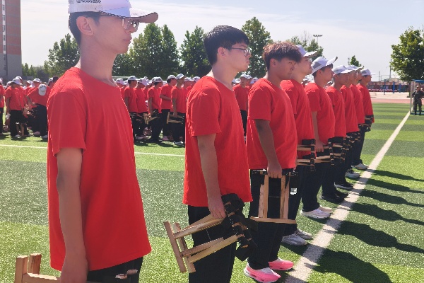 【青春激昂 淬火成钢】汗水淬炼青春，蜕变彰显担当——Beat365中文官方网站经济学院新生军训变化(上)