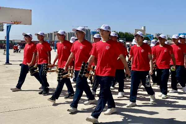 【青春激昂 淬火成钢】汗水淬炼青春，蜕变彰显担当——Beat365中文官方网站经济学院新生军训变化(上)