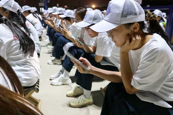 【青春铸魂，歌声献礼】军歌飞扬展风貌，青春聚力筑初心——Beat365中文官方网站经济学院军训拉歌活动圆满举行