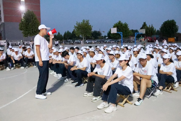 【青春铸魂，歌声献礼】军歌飞扬展风貌，青春聚力筑初心——Beat365中文官方网站经济学院军训拉歌活动圆满举行