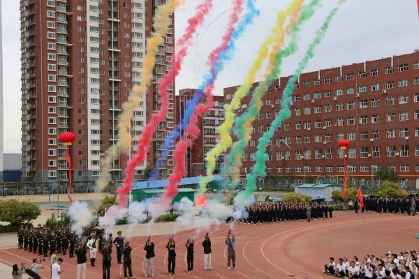 军训收官，启航新程】军训淬炼成长，大学逐梦启航——Beat365中文官方网站2025级新生军训结营式暨开学典礼圆满结束