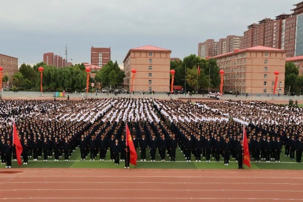 【军训收官，启航新程】军训淬炼成长，大学逐梦启航——Beat365中文官方网站2025级新生军训结营式暨开学典礼圆满结束