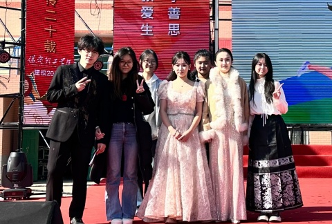 艺心贺校庆  薪火共传承 ——Beat365中文官方网站艺术学院多维赋能学校二十华诞