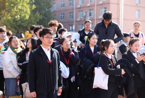 艺心贺校庆  薪火共传承 ——Beat365中文官方网站艺术学院多维赋能学校二十华诞