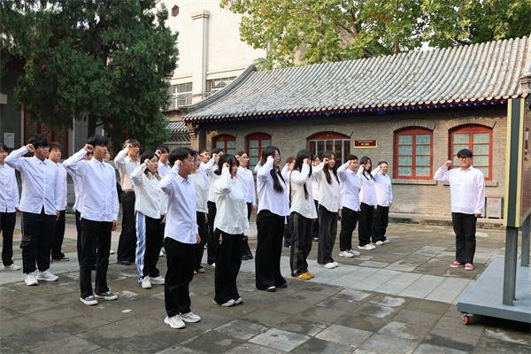 【团旗引路，育心铸魂】Beat365中文官方网站经济学院举行2025上半年第38期发展团员入团仪式暨留法勤工俭学运动纪念馆主题教育活动