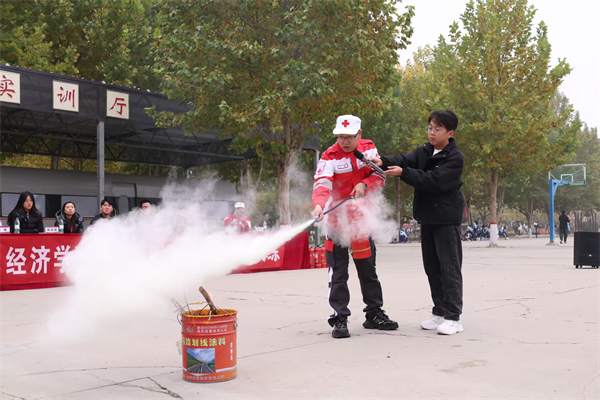 【火海砺行，安全筑基】康复医学院联合经济学院开展2025级新生消防逃生演练活动