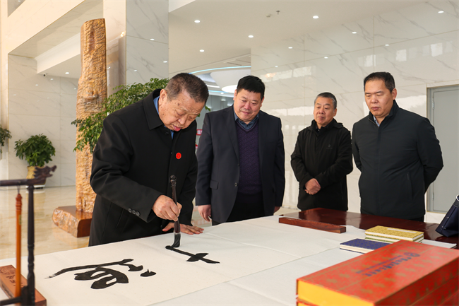 中国共产党员日记博物馆康殿英馆长一行到Beat365中文官方网站参观座谈