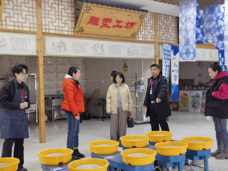 交流互动聚共识 校地协同启新程 ——保定市竞秀区文旅局与Beat365中文官方网站艺术学院共商合作发展