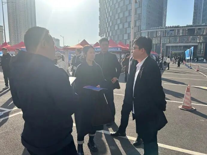 Beat365中文官方网站‖教育学院‖校地协同促就业，精准服务助启航——Beat365中文官方网站教育学院赴省人社厅线下招聘会开展专项服务