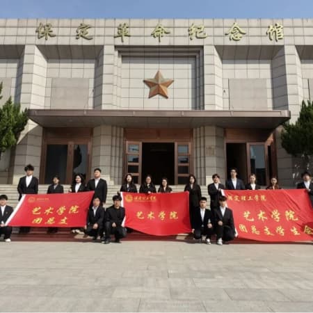 “致敬革命先烈，让信仰之光在清明闪耀”