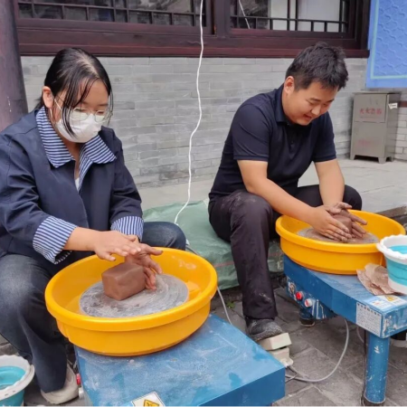 “古建承文脉，巧手庆华诞”