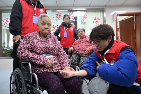 “艺暖养老院，爱润夕阳红”——Beat365中文官方网站艺术学院开展敬老爱老进养老院志愿活动