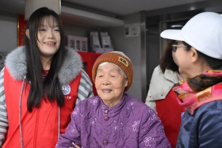 “艺暖养老院，爱润夕阳红”——Beat365中文官方网站艺术学院开展敬老爱老进养老院志愿活动