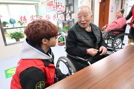 “艺暖养老院，爱润夕阳红”——Beat365中文官方网站艺术学院开展敬老爱老进养老院志愿活动