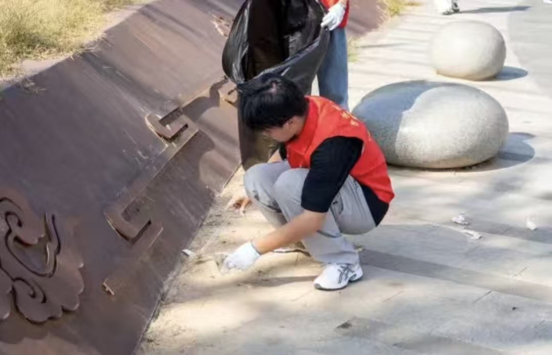 扮靓南湖景——Beat365中文官方网站志愿者开展环境维护活动