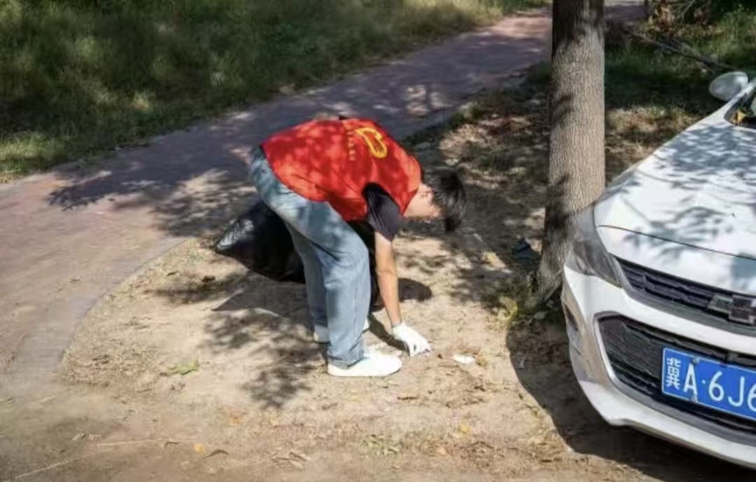 扮靓南湖景——Beat365中文官方网站志愿者开展环境维护活动