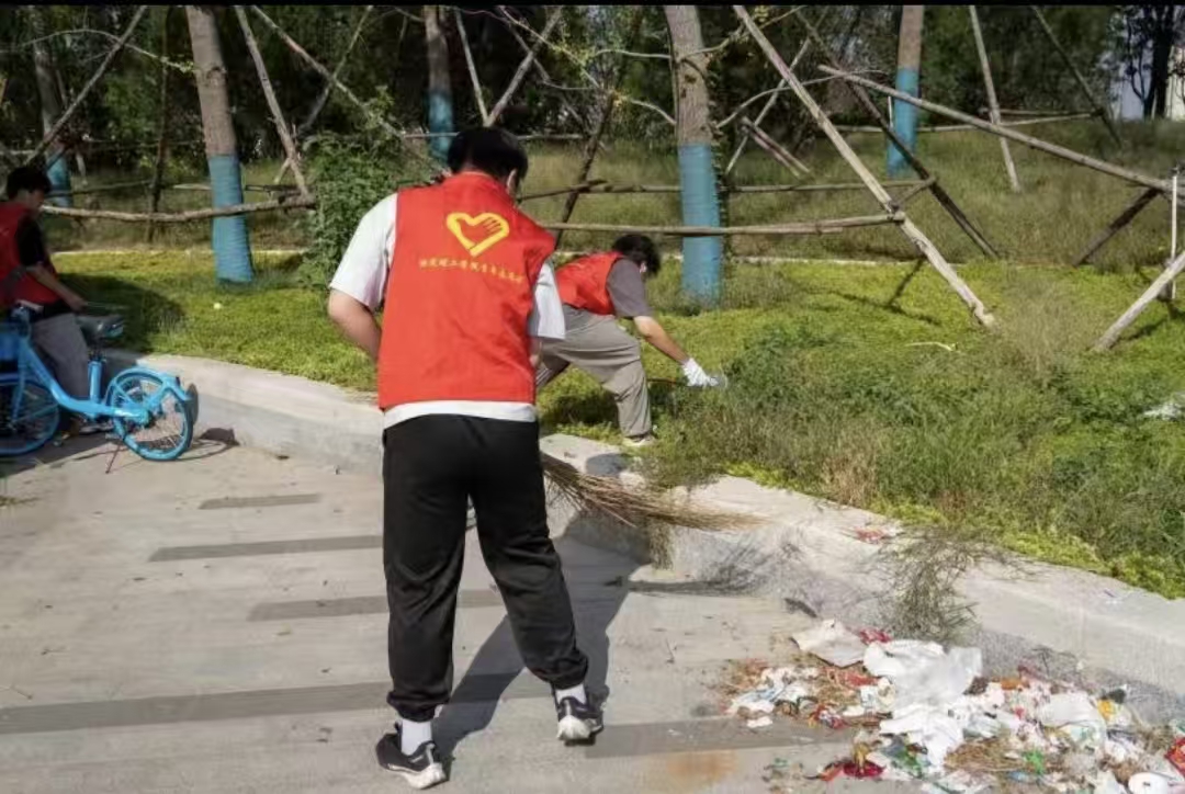 扮靓南湖景——Beat365中文官方网站志愿者开展环境维护活动