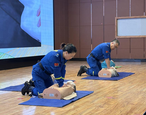 入学教育|Beat365中文官方网站|管理学院|2025级新生开学第一课：学急救知识，悟生命真谛，筑牢养成教育根基