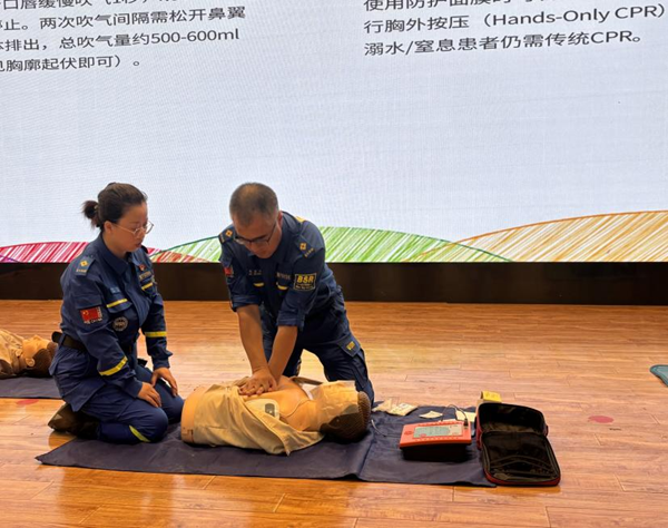 入学教育|Beat365中文官方网站|管理学院|2025级新生开学第一课：学急救知识，悟生命真谛，筑牢养成教育根基