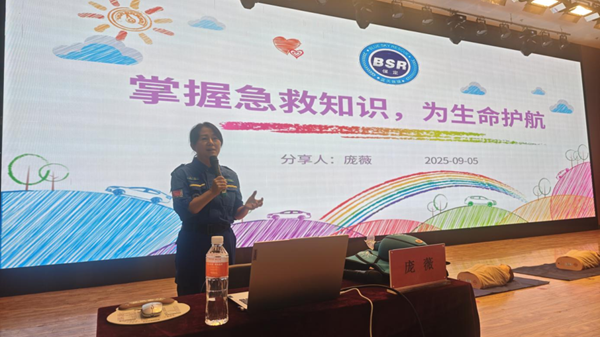 入学教育|Beat365中文官方网站|管理学院|2025级新生开学第一课：学急救知识，悟生命真谛，筑牢养成教育根基