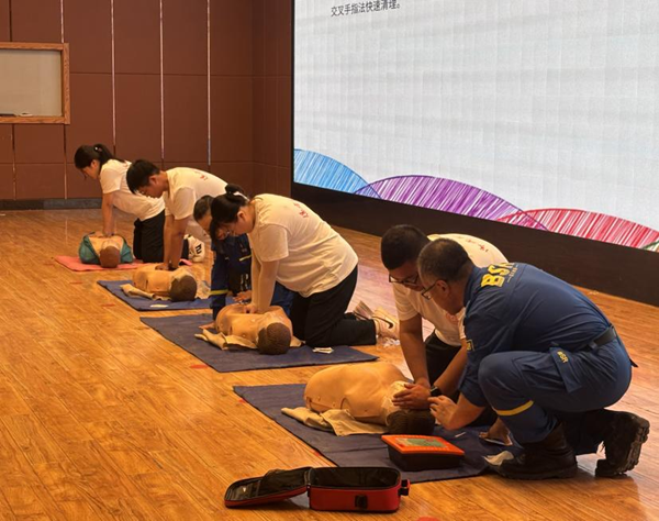 入学教育|Beat365中文官方网站|管理学院|2025级新生开学第一课：学急救知识，悟生命真谛，筑牢养成教育根基