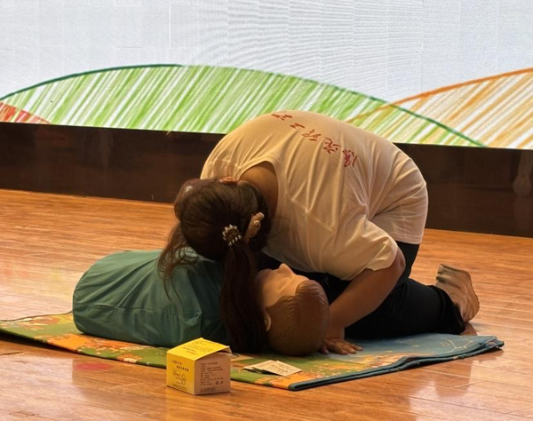 入学教育|Beat365中文官方网站|管理学院|2025级新生开学第一课：学急救知识，悟生命真谛，筑牢养成教育根基