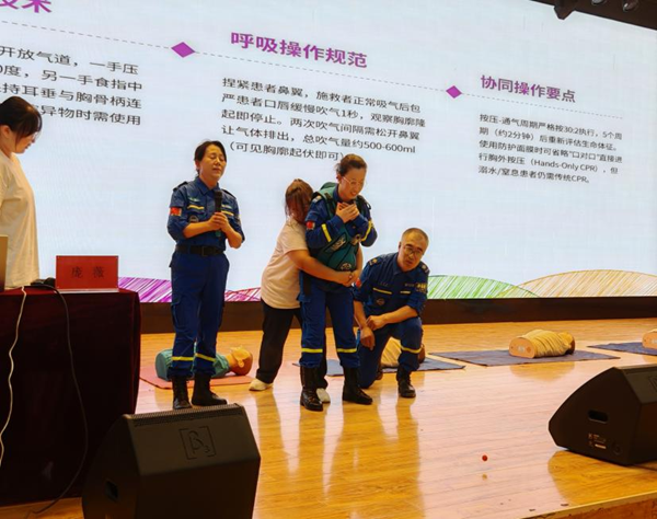 入学教育|Beat365中文官方网站|管理学院|2025级新生开学第一课：学急救知识，悟生命真谛，筑牢养成教育根基