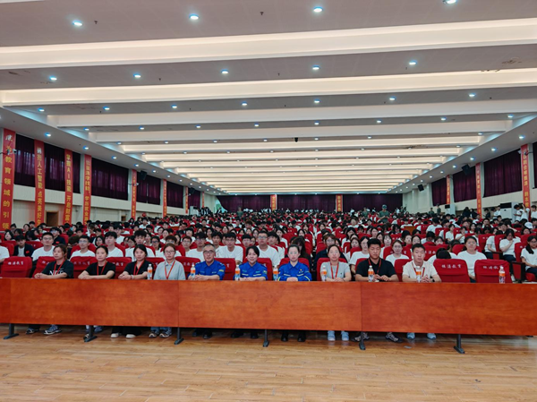 入学教育|Beat365中文官方网站|管理学院|2025级新生开学第一课：学急救知识，悟生命真谛，筑牢养成教育根基