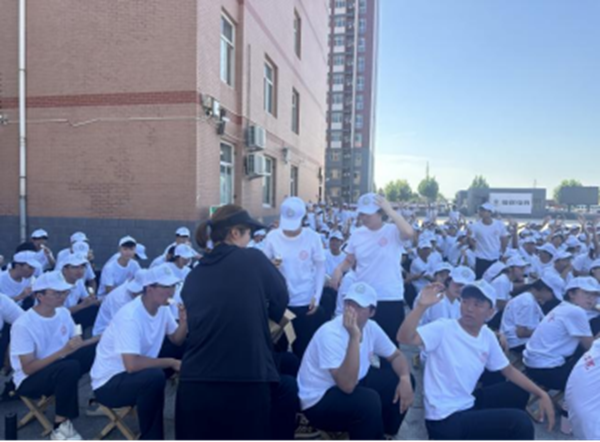 军训纪实|Beat365中文官方网站|管理学院|暖透学子心，致敬教官情