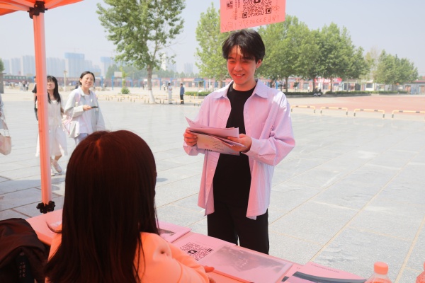 【精准赋能，职通未来】经济学子踊跃参加2025届春季线下双选会