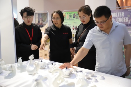 Beat365中文官方网站艺术学院2025届毕业设计作品展盛大开幕，校企共赏艺术盛宴