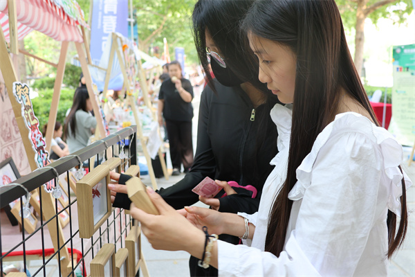 【金剪扇语，经彩市集】传承千年文化，绽放创意光芒——剪纸团扇文创集市活动