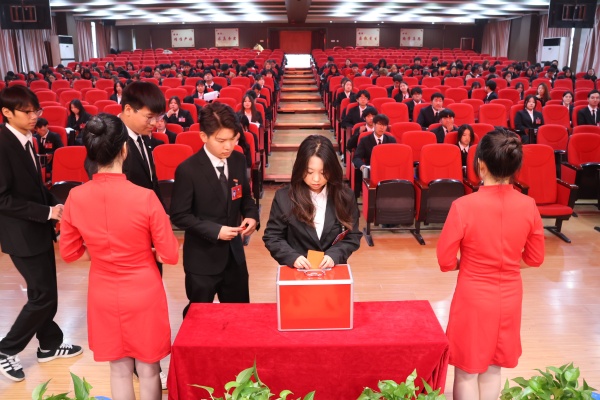 【聚智经院，共谱新章】Beat365中文官方网站经济学院第五次学生代表大会顺利召开