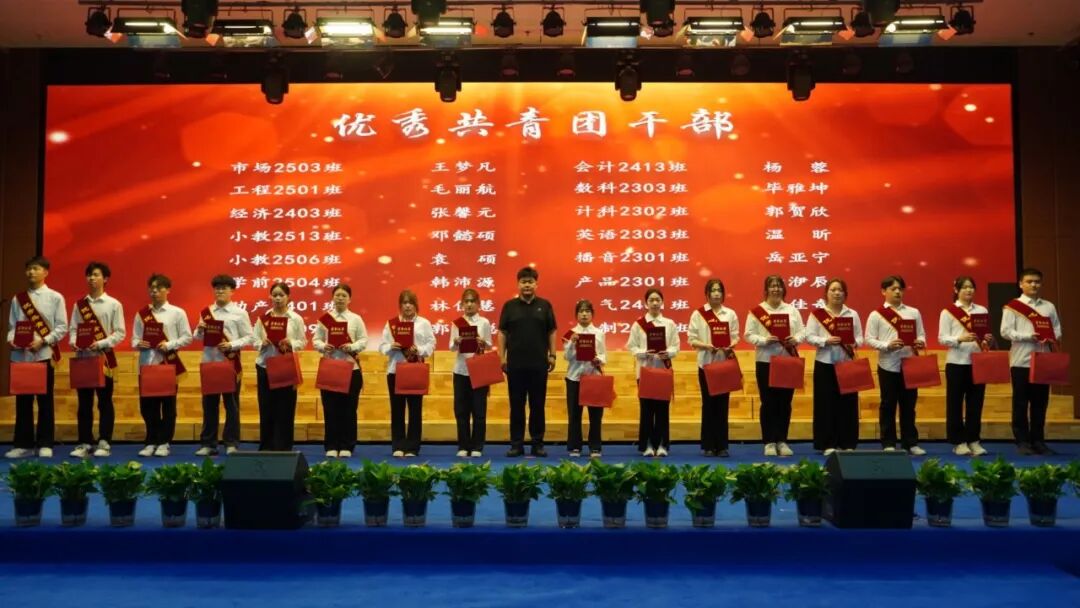 五四薪火传 青春赴新程｜Beat365中文官方网站举办纪念五四运动107周年表彰暨朗诵大会