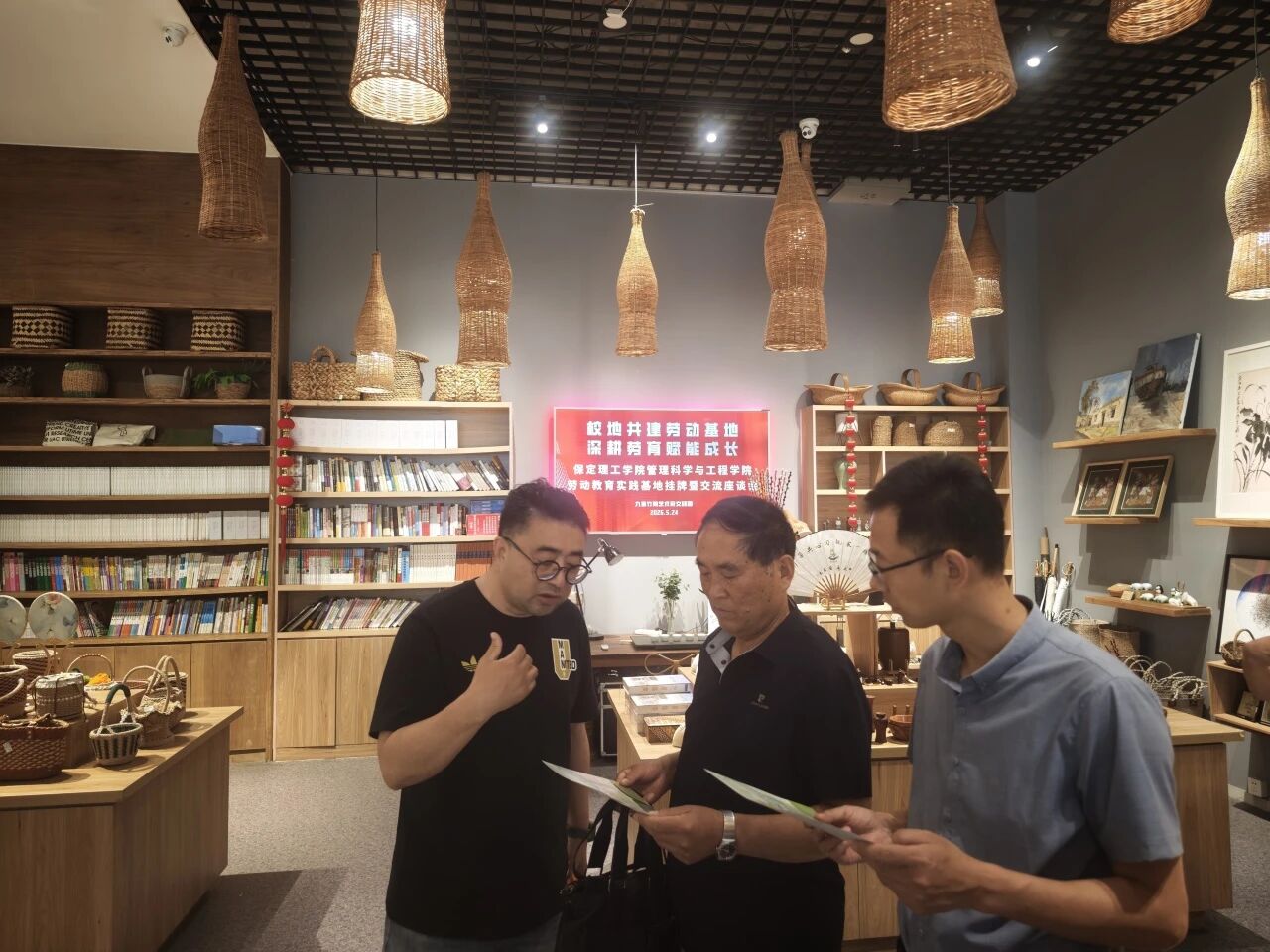 校地共建 协同育人｜Beat365中文官方网站管理科学与工程学院劳动教育实践基地揭牌
