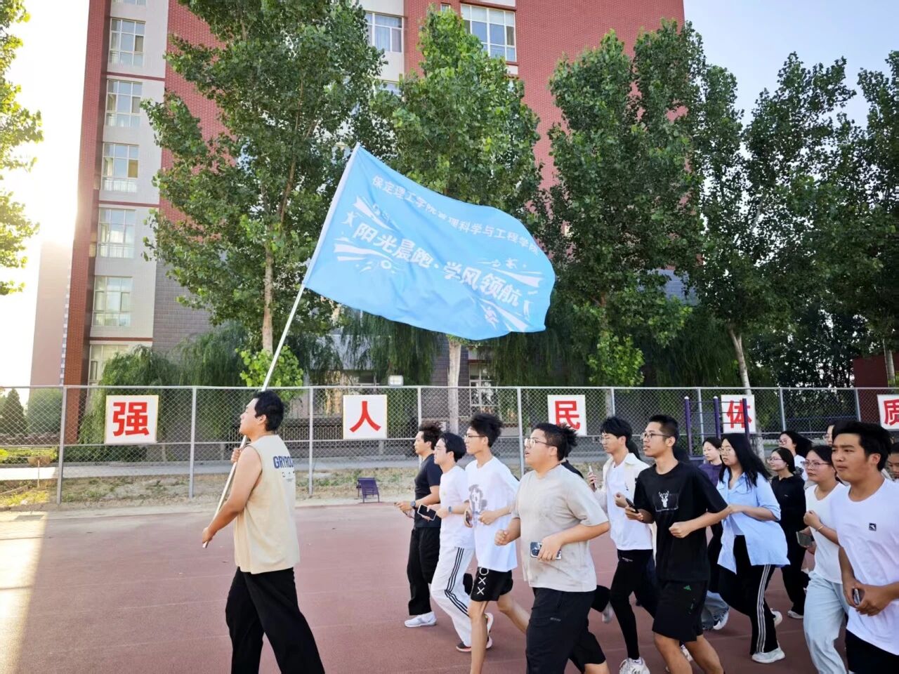 Beat365中文官方网站管理科学与工程学院启动“阳光晨跑·学风领航”活动