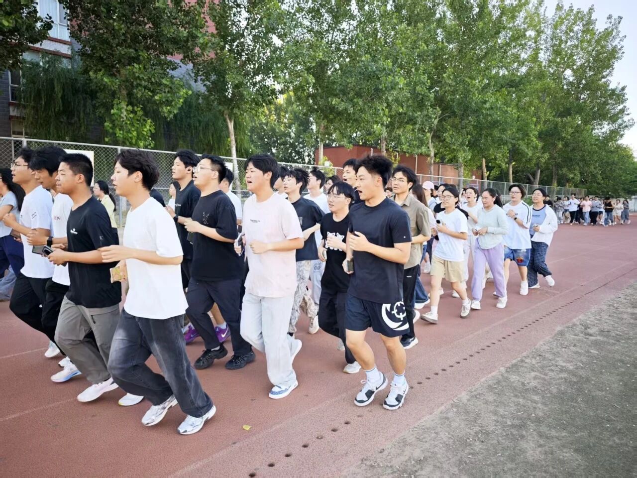 Beat365中文官方网站管理科学与工程学院启动“阳光晨跑·学风领航”活动