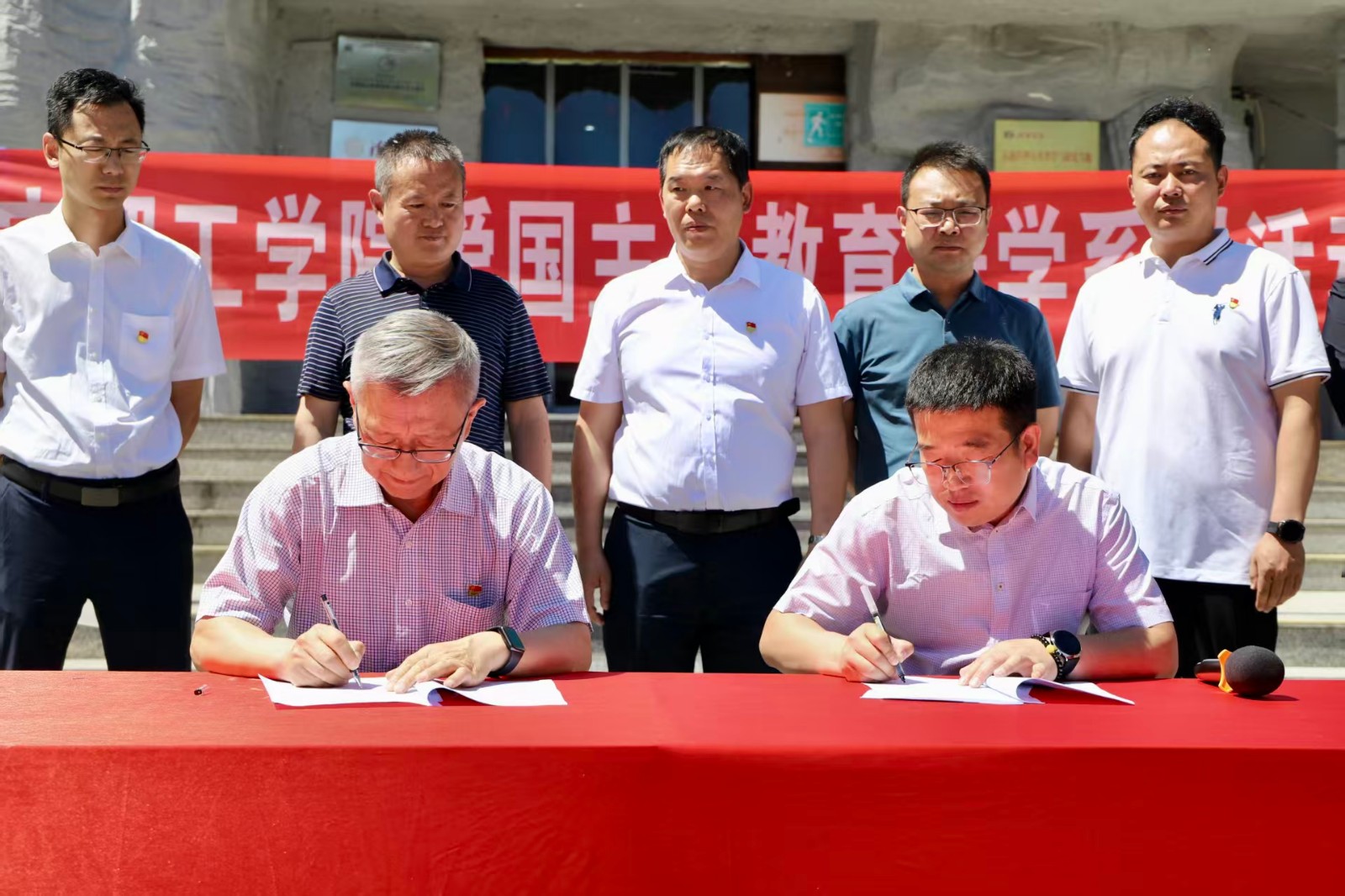 传承红色基因 深耕思政教育 ——Beat365中文官方网站赴涞源抗战纪念馆等参观 研学开展“太行山上行走的思政课”