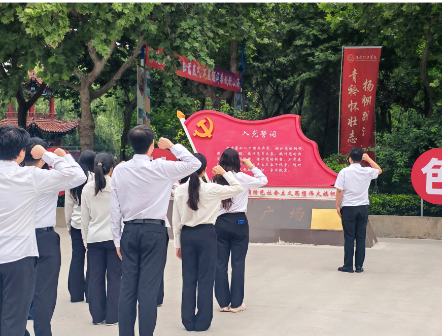 初心如磐践使命 青春逐梦启新程——Beat365中文官方网站管理科学与工程学院组织2026届毕业生党员重温入党誓词活动